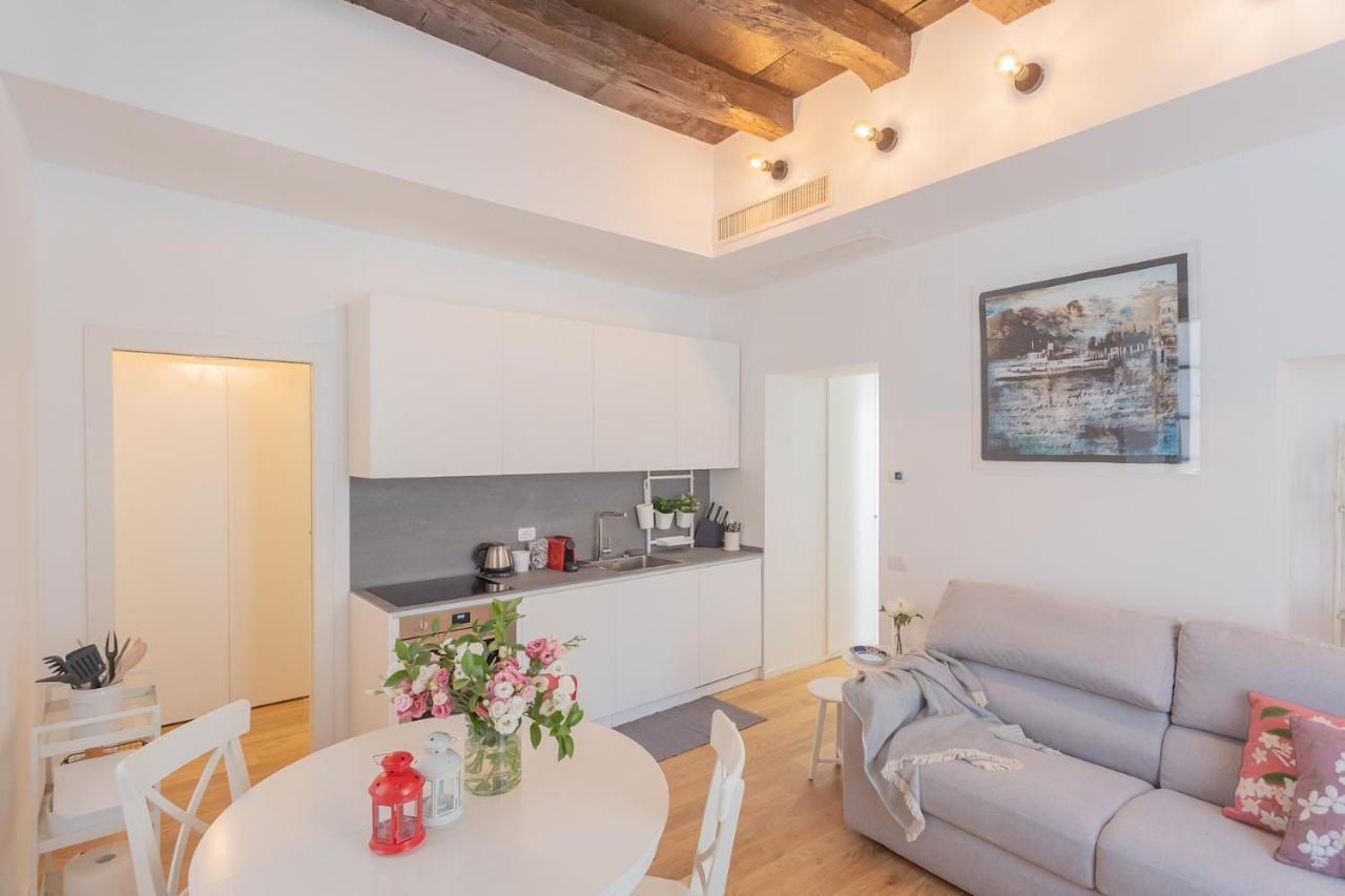 Independence Apartment With Balcony By Rent All Como Eksteriør billede