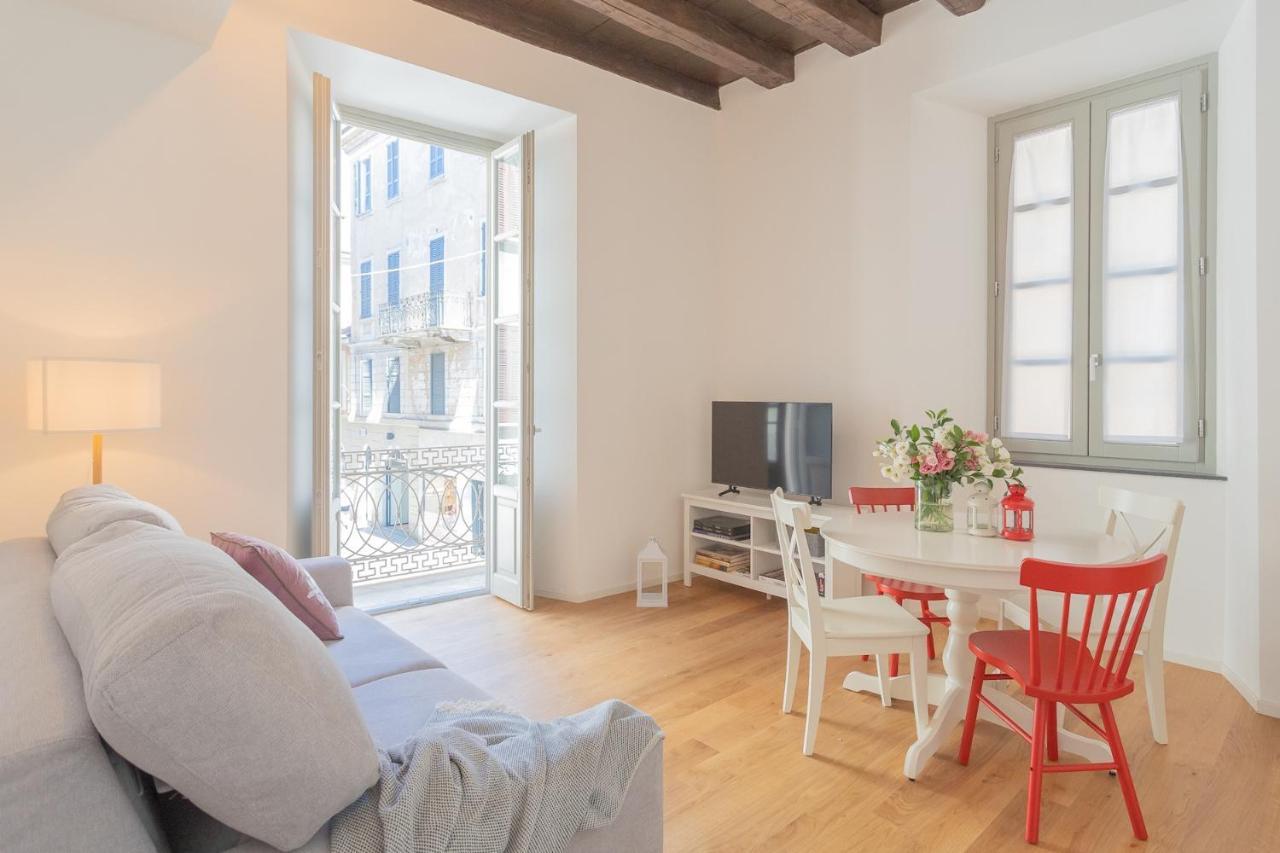 Independence Apartment With Balcony By Rent All Como Eksteriør billede
