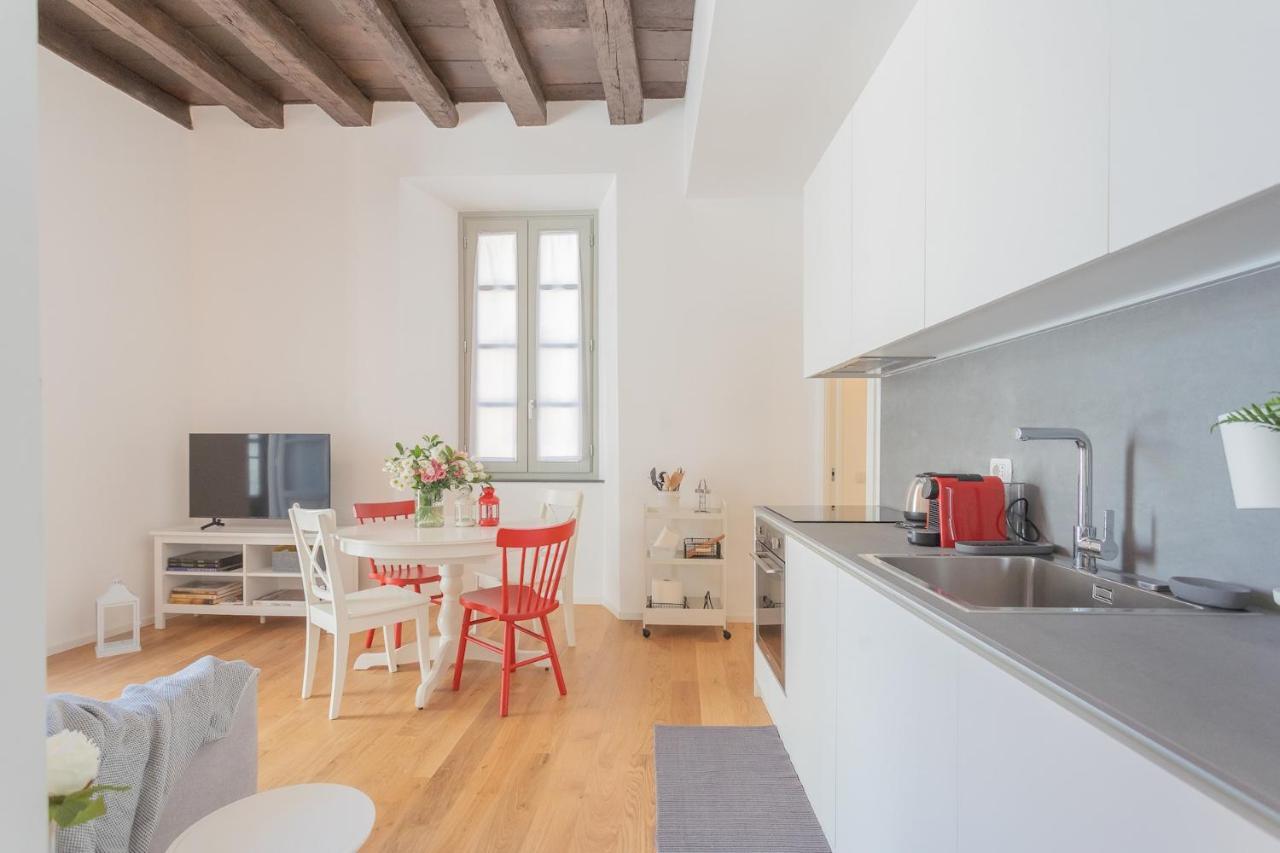 Independence Apartment With Balcony By Rent All Como Eksteriør billede